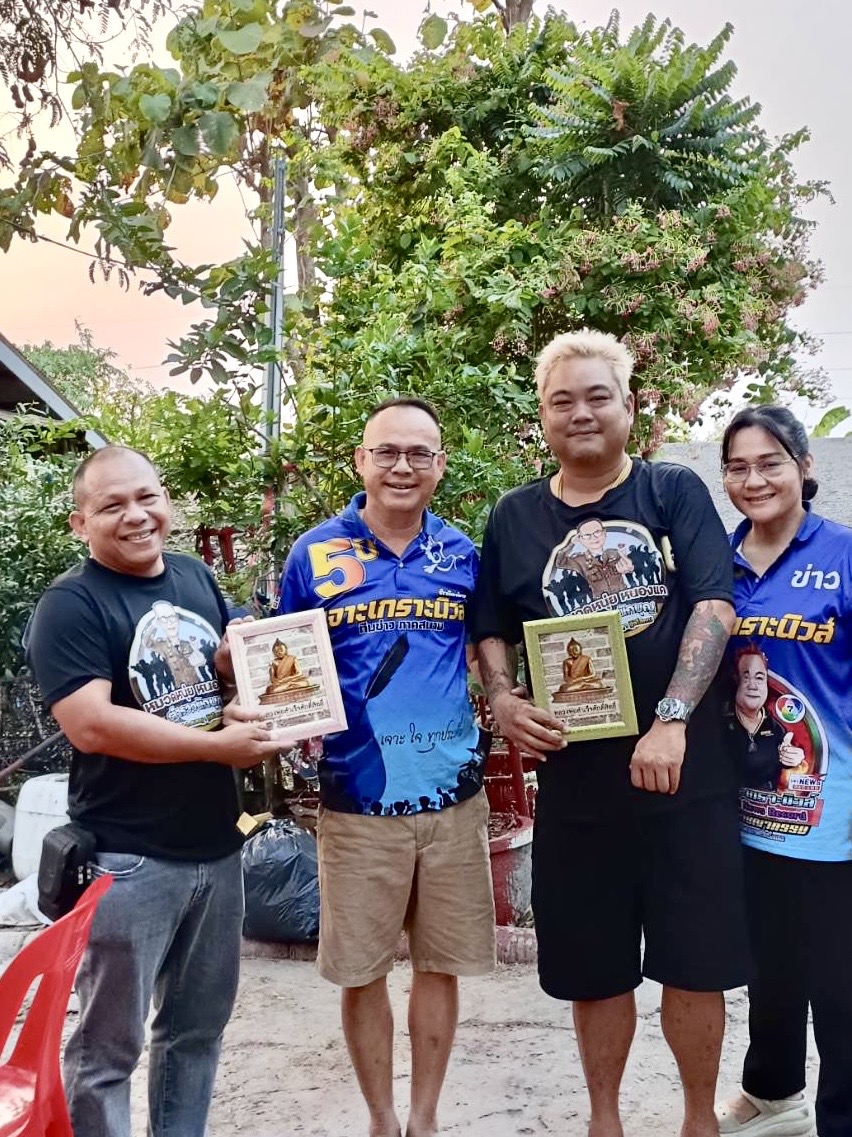 วันที่ 14 เม.ย.2567 ร.ต.ต.สนธญา ฐิติโสภณ รอง สวป.สภ.หนองแค พร้อมภรรยา เดินทางร่วมอวยพรวันคล้ายวันเกิด นายสงกรานต์ สายแวว ญาติของ นายสมเดช สุขเสริม หรือ ป๋าเดช หนองแค เจ้าหน้าที่ อส.ตชต.สภ.หนองแค และเป็นอดีตพนักงานการไฟฟ้าฝ่ายผลิต ณ.บ้านพัก ใน.ต.กุ่มหัก อ.หนองแค จ.สระบุรี โดยมี น.ท.ศิริวรรณ์ พรเพ็ชรรัตน์ นายทหารกรมการแพทย์ทหารอากาศ /  ด.ต.วิโรจน์ ขำมี  ผบ.หมู่งาน ป.สภ.หนองแค / นายคริส พรเพ็ชรรัตน์ ผู้อำนวยการสำนักข่าวเจาะเกราะนิวส์ และสำนักข่าว Thai News Record   /นายสุทร แทนวงค์ เลขาผู้อำนวยการสำนักข่าวฯ รวมถึงญาติพี่น้องร่วมอวยพรงานวันเกิด โดยบรรยากาศเต็มไปด้วยความสนุกสนาน ทั้งเนื่องด้วยตรงกับช่วงเทศกาลสงกรานต์จึงได้มีการรดน้ำดำหัว การละเล่นสาดน้ำกันอีกด้วย  ร.ต.ต.สนธญา ฐิติโสภณ รอง สวป.สภ.หนองแค นายสมเดช สุขเสริม ด.ต.วิโรจน์ ขำมี นายคริส พรเพ็ชรรัตน์  ร.ต.ต.สนธญา ฐิติโสภณ รอง สวป.สภ.หนองแค นายสมเดช สุขเสริม ด.ต.วิโรจน์ ขำมี นายคริส พรเพ็ชรรัตน์   ในการนี้ ร.ต.ต.สนธญา ฐิติโสภณ รอง สวป.สภ.หนองแค พร้อมภรรยา ได้มอบรูปอัดกรอบหลวงพ่อสำเร็จศักดิ์สิทธิ์พระคู่บ้านเมืองหนองแค ให้กับนายสงกรานต์ สายแวว เจ้าของวันเกิด และ มอบรูปอัดกรอบหลวงพ่อสำเร็จศักดิ์สิทธิ์ ให้กับ น.ท.ศิริวรรณ์ นายคริส พรเพ็ชรรัตน์ ให้นำไปสักการะเพื่อความเป็นสิริมงคลด้วย  ร.ต.ต.สนธญา ฐิติโสภณ รอง สวป.สภ.หนองแค ได้กล่าวว่า วันนี้เดินทางมาร่วมงานวันเกิดญาติของ นายสมเดช สุขเสริม เจ้าหน้าที่ อส.ตชต.สภ.หนองแค ซึ่งทุกคนมีความสนิทสนมกันมานาน โดยตนเองในฐานะผู้ร่วมดำเนินการโครงการชุมชนยั่งยืนแก้ไขปัญหายาเสพติดแบบครบวงจรตามยุทธศาสตร์ชาติ ของ สภ.หนองแค ก็ได้ นายสมเดช สุขเสริม เจ้าหน้าที่ อส.ตชต.สภ.หนองแค ทุ่มเทแรงกาย แรงใจ เสียสละในรอบด้านเพื่อช่วยดำเนินการให้โครงการดังกล่าวสำเร็จไปด้วยดีในทุกครั้ง นับว่าเป็นผู้เสียสละที่อยู่เบื้องหลัง ความสำเร็จอีกหนึ่งท่าน ในการช่วยเหลือราชการตำรวจและช่วยนำพาคืนคนดีสู่สังคม