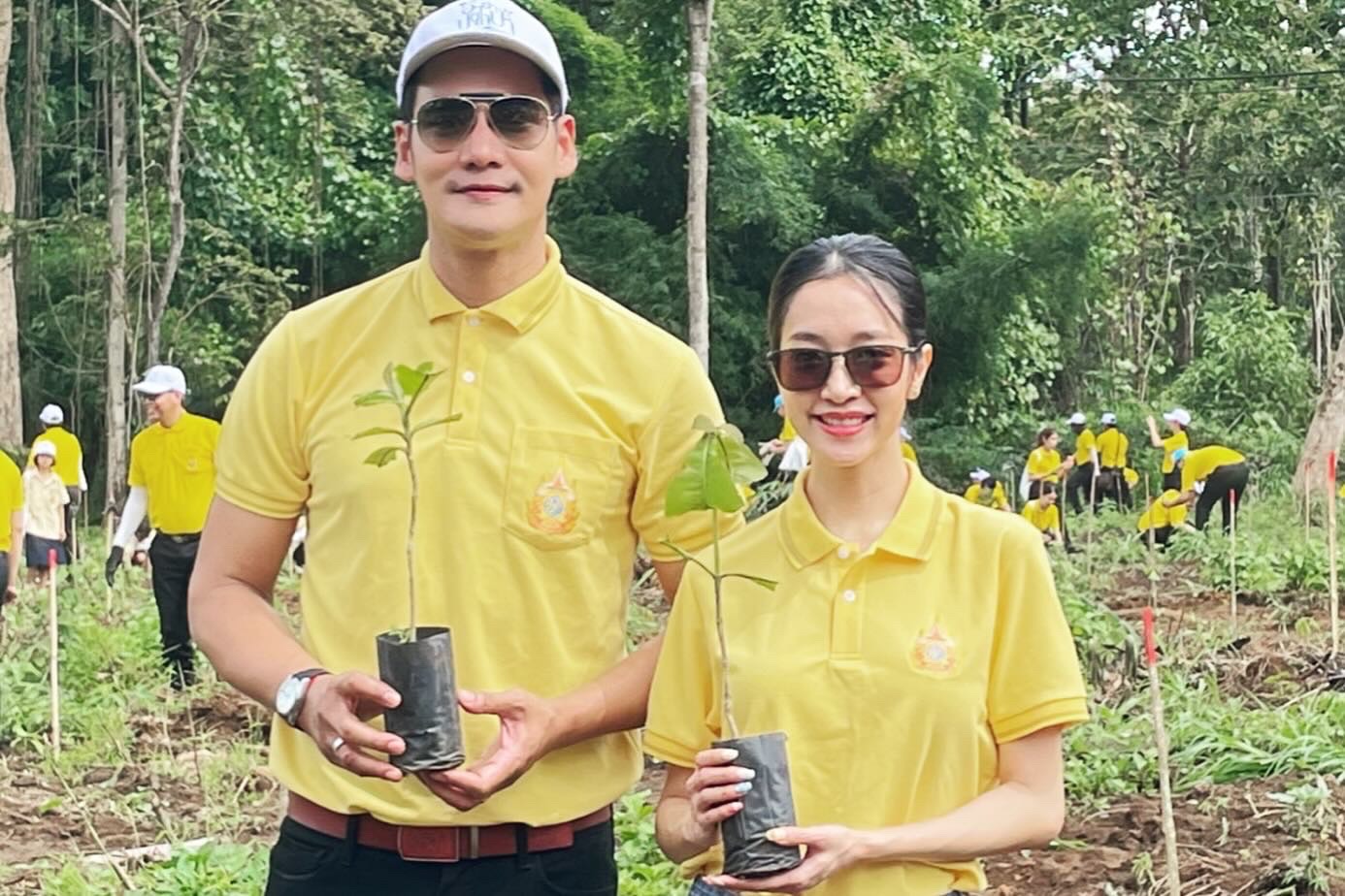พระเอกหนุ่มโอ้ด สุรศักดิ์ ควง ชิงชิง คริษฐา นางเอกสาวสวย ร่วมกิจกรรม AOT ปลูกป่า 72,000 ต้น เฉลิมพระเกียรติ รัชกาลที่10 พร้อม ฟื้นฟูป่าไม้ให้อุดมสมบูรณ์และสร้างระบบนิเวศให้มีความสมดุล