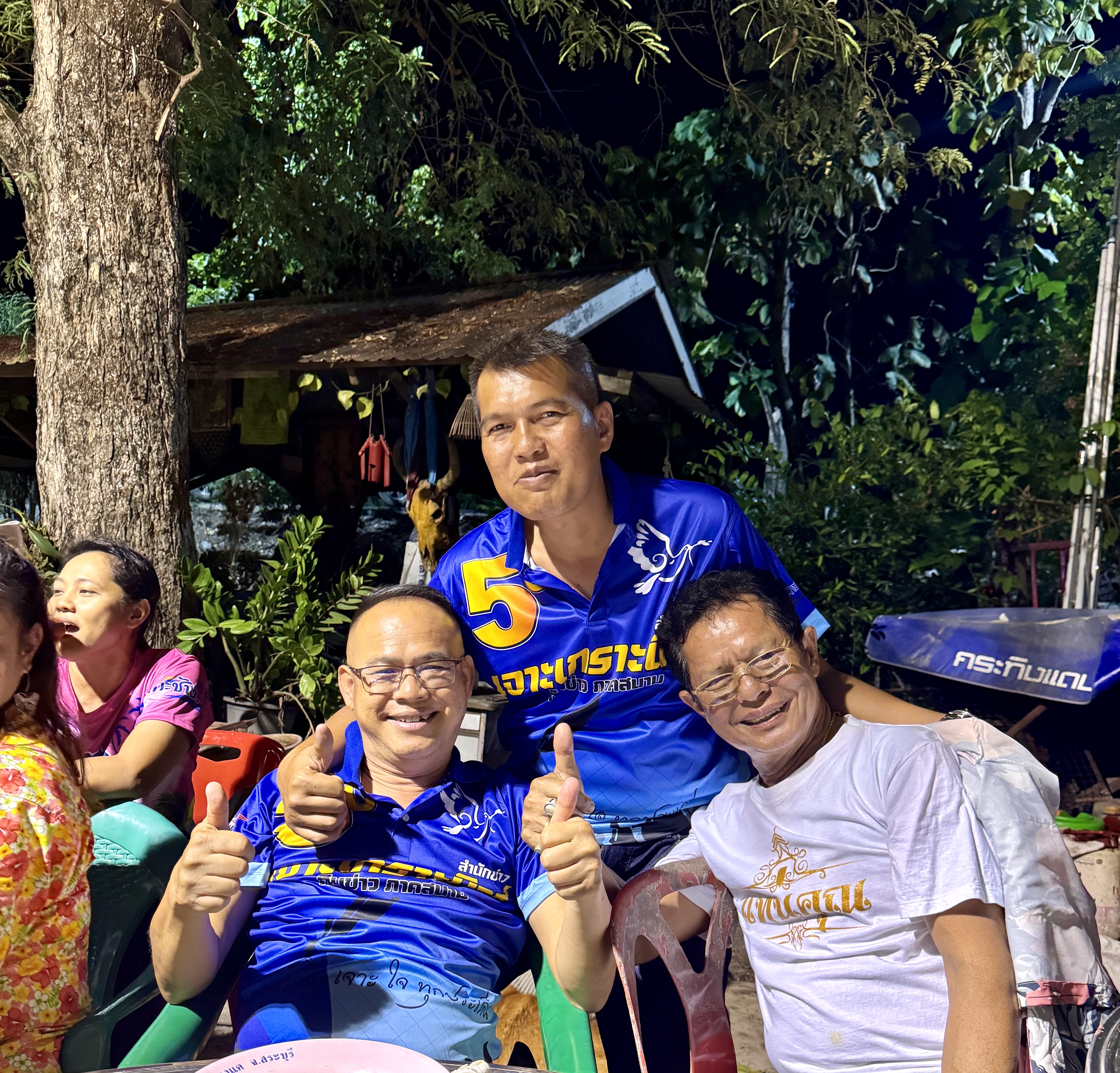 วันที่ 14 เม.ย.2567 ร.ต.ต.สนธญา ฐิติโสภณ รอง สวป.สภ.หนองแค พร้อมภรรยา เดินทางร่วมอวยพรวันคล้ายวันเกิด นายสงกรานต์ สายแวว ญาติของ นายสมเดช สุขเสริม หรือ ป๋าเดช หนองแค เจ้าหน้าที่ อส.ตชต.สภ.หนองแค และเป็นอดีตพนักงานการไฟฟ้าฝ่ายผลิต ณ.บ้านพัก ใน.ต.กุ่มหัก อ.หนองแค จ.สระบุรี โดยมี น.ท.ศิริวรรณ์ พรเพ็ชรรัตน์ นายทหารกรมการแพทย์ทหารอากาศ /  ด.ต.วิโรจน์ ขำมี  ผบ.หมู่งาน ป.สภ.หนองแค / นายคริส พรเพ็ชรรัตน์ ผู้อำนวยการสำนักข่าวเจาะเกราะนิวส์ และสำนักข่าว Thai News Record   /นายสุทร แทนวงค์ เลขาผู้อำนวยการสำนักข่าวฯ รวมถึงญาติพี่น้องร่วมอวยพรงานวันเกิด โดยบรรยากาศเต็มไปด้วยความสนุกสนาน ทั้งเนื่องด้วยตรงกับช่วงเทศกาลสงกรานต์จึงได้มีการรดน้ำดำหัว การละเล่นสาดน้ำกันอีกด้วย  ร.ต.ต.สนธญา ฐิติโสภณ รอง สวป.สภ.หนองแค นายสมเดช สุขเสริม ด.ต.วิโรจน์ ขำมี นายคริส พรเพ็ชรรัตน์  ร.ต.ต.สนธญา ฐิติโสภณ รอง สวป.สภ.หนองแค นายสมเดช สุขเสริม ด.ต.วิโรจน์ ขำมี นายคริส พรเพ็ชรรัตน์   ในการนี้ ร.ต.ต.สนธญา ฐิติโสภณ รอง สวป.สภ.หนองแค พร้อมภรรยา ได้มอบรูปอัดกรอบหลวงพ่อสำเร็จศักดิ์สิทธิ์พระคู่บ้านเมืองหนองแค ให้กับนายสงกรานต์ สายแวว เจ้าของวันเกิด และ มอบรูปอัดกรอบหลวงพ่อสำเร็จศักดิ์สิทธิ์ ให้กับ น.ท.ศิริวรรณ์ นายคริส พรเพ็ชรรัตน์ ให้นำไปสักการะเพื่อความเป็นสิริมงคลด้วย  ร.ต.ต.สนธญา ฐิติโสภณ รอง สวป.สภ.หนองแค ได้กล่าวว่า วันนี้เดินทางมาร่วมงานวันเกิดญาติของ นายสมเดช สุขเสริม เจ้าหน้าที่ อส.ตชต.สภ.หนองแค ซึ่งทุกคนมีความสนิทสนมกันมานาน โดยตนเองในฐานะผู้ร่วมดำเนินการโครงการชุมชนยั่งยืนแก้ไขปัญหายาเสพติดแบบครบวงจรตามยุทธศาสตร์ชาติ ของ สภ.หนองแค ก็ได้ นายสมเดช สุขเสริม เจ้าหน้าที่ อส.ตชต.สภ.หนองแค ทุ่มเทแรงกาย แรงใจ เสียสละในรอบด้านเพื่อช่วยดำเนินการให้โครงการดังกล่าวสำเร็จไปด้วยดีในทุกครั้ง นับว่าเป็นผู้เสียสละที่อยู่เบื้องหลัง ความสำเร็จอีกหนึ่งท่าน ในการช่วยเหลือราชการตำรวจและช่วยนำพาคืนคนดีสู่สังคม