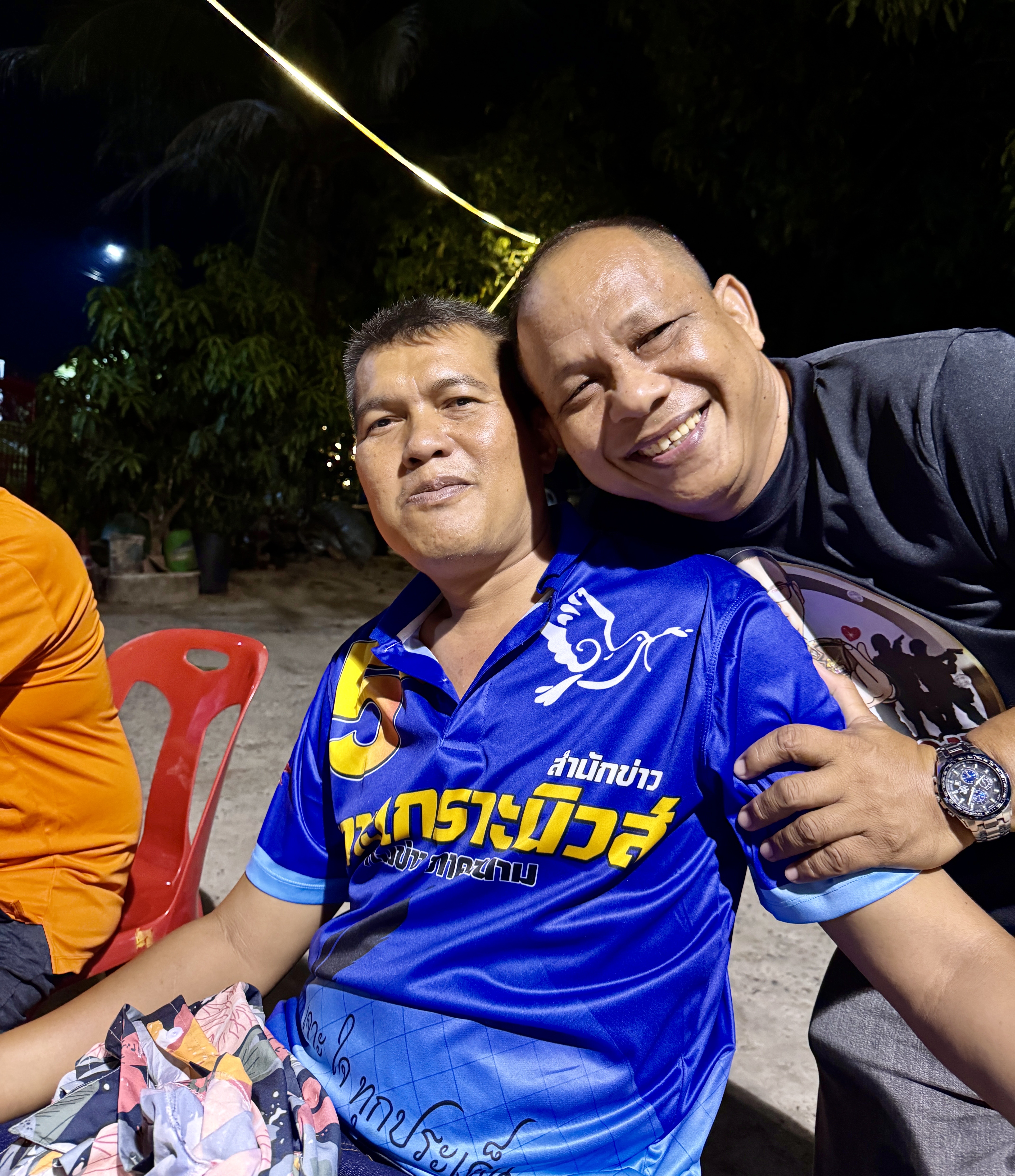 วันที่ 14 เม.ย.2567 ร.ต.ต.สนธญา ฐิติโสภณ รอง สวป.สภ.หนองแค พร้อมภรรยา เดินทางร่วมอวยพรวันคล้ายวันเกิด นายสงกรานต์ สายแวว ญาติของ นายสมเดช สุขเสริม หรือ ป๋าเดช หนองแค เจ้าหน้าที่ อส.ตชต.สภ.หนองแค และเป็นอดีตพนักงานการไฟฟ้าฝ่ายผลิต ณ.บ้านพัก ใน.ต.กุ่มหัก อ.หนองแค จ.สระบุรี โดยมี น.ท.ศิริวรรณ์ พรเพ็ชรรัตน์ นายทหารกรมการแพทย์ทหารอากาศ /  ด.ต.วิโรจน์ ขำมี  ผบ.หมู่งาน ป.สภ.หนองแค / นายคริส พรเพ็ชรรัตน์ ผู้อำนวยการสำนักข่าวเจาะเกราะนิวส์ และสำนักข่าว Thai News Record   /นายสุทร แทนวงค์ เลขาผู้อำนวยการสำนักข่าวฯ รวมถึงญาติพี่น้องร่วมอวยพรงานวันเกิด โดยบรรยากาศเต็มไปด้วยความสนุกสนาน ทั้งเนื่องด้วยตรงกับช่วงเทศกาลสงกรานต์จึงได้มีการรดน้ำดำหัว การละเล่นสาดน้ำกันอีกด้วย  ร.ต.ต.สนธญา ฐิติโสภณ รอง สวป.สภ.หนองแค นายสมเดช สุขเสริม ด.ต.วิโรจน์ ขำมี นายคริส พรเพ็ชรรัตน์  ร.ต.ต.สนธญา ฐิติโสภณ รอง สวป.สภ.หนองแค นายสมเดช สุขเสริม ด.ต.วิโรจน์ ขำมี นายคริส พรเพ็ชรรัตน์   ในการนี้ ร.ต.ต.สนธญา ฐิติโสภณ รอง สวป.สภ.หนองแค พร้อมภรรยา ได้มอบรูปอัดกรอบหลวงพ่อสำเร็จศักดิ์สิทธิ์พระคู่บ้านเมืองหนองแค ให้กับนายสงกรานต์ สายแวว เจ้าของวันเกิด และ มอบรูปอัดกรอบหลวงพ่อสำเร็จศักดิ์สิทธิ์ ให้กับ น.ท.ศิริวรรณ์ นายคริส พรเพ็ชรรัตน์ ให้นำไปสักการะเพื่อความเป็นสิริมงคลด้วย  ร.ต.ต.สนธญา ฐิติโสภณ รอง สวป.สภ.หนองแค ได้กล่าวว่า วันนี้เดินทางมาร่วมงานวันเกิดญาติของ นายสมเดช สุขเสริม เจ้าหน้าที่ อส.ตชต.สภ.หนองแค ซึ่งทุกคนมีความสนิทสนมกันมานาน โดยตนเองในฐานะผู้ร่วมดำเนินการโครงการชุมชนยั่งยืนแก้ไขปัญหายาเสพติดแบบครบวงจรตามยุทธศาสตร์ชาติ ของ สภ.หนองแค ก็ได้ นายสมเดช สุขเสริม เจ้าหน้าที่ อส.ตชต.สภ.หนองแค ทุ่มเทแรงกาย แรงใจ เสียสละในรอบด้านเพื่อช่วยดำเนินการให้โครงการดังกล่าวสำเร็จไปด้วยดีในทุกครั้ง นับว่าเป็นผู้เสียสละที่อยู่เบื้องหลัง ความสำเร็จอีกหนึ่งท่าน ในการช่วยเหลือราชการตำรวจและช่วยนำพาคืนคนดีสู่สังคม
