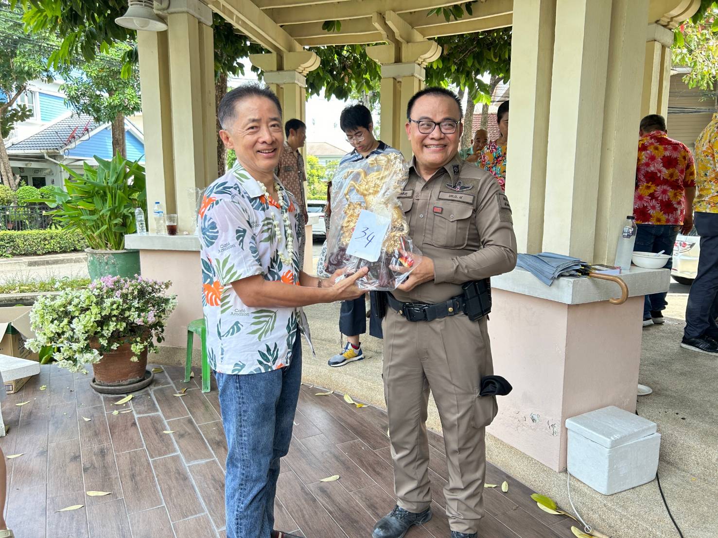 พ.ต.ท.สวภณ คะอังกุ สวป.สน.หัวหมาก เข้ากราบสวัสดีปีใหม่ไทย พล.ต.ท.นิทัศน์ ลิ้มศิริพันธ์ อดีต ผบช.ตำรวจท่องเที่ยว