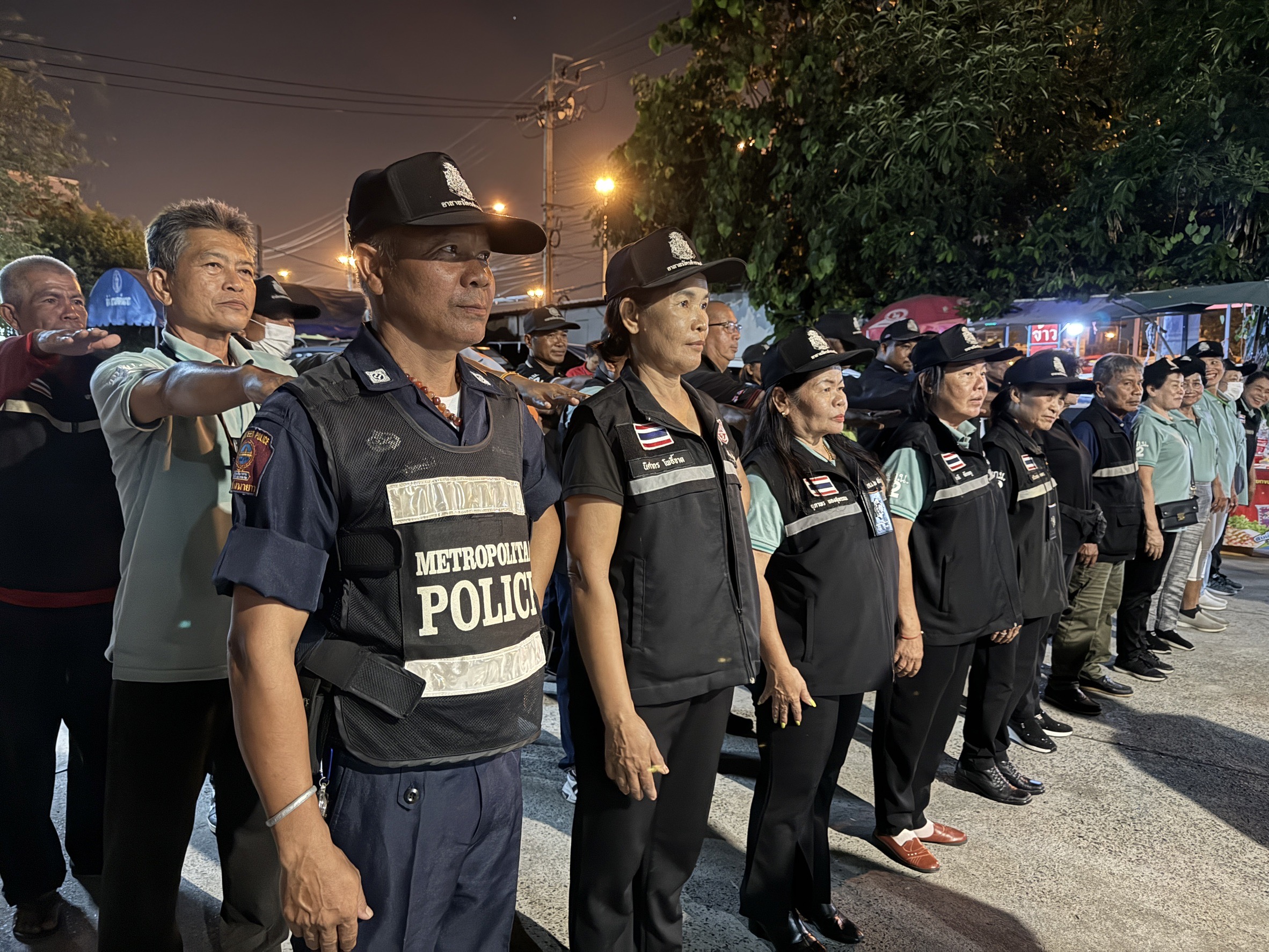 วันนี้ 4 เม.ย.2567 เวลา 19.00 น.บริเวณหน้าหมู่บ้านเพชรอนันต์ ซอยกาญจนาภิเษก 7/1 เขตคันนายาว กรุงเทพ อส.ตร.ศูนย์มิตรภาพ นำโดย นางยุภาพร ทองสุพรรณ (เจ้ทับทิม) มิตรภาพ 701 นายณรงค์ฤทธิ์ ศาสตร์อารยะ มิตรภาพ 702 พร้อมเจ้าหน้าที่ศูนย์มิตรภาพ และ อส.ตร.ศูนย์อื่นๆ ร่วมพิธีการเปิดสัญญาณไฟป้องกันเหตุ พร้อมปล่อยแถวโดยมี ร.ต.ต.สมรถ บงแก้ว รอง สวป.สน.คันนายาว เป็นผู้ฝึกระเบียบแถวและการปล่อยแถว  นางยุภาพร ทองสุพรรณ มิตรภาพ 701 กล่าวว่าในวันนี้ทางศูนย์มิตรภาพได้ทำการให้สมาชิกลงชื่อในการเข้าร่วมพิธีเปิดสัญญาณไฟ ทั้งนี้เป็นการตั้งจุดเฝ้าคอยระวังเหตุอาชญากรรมต่างๆและให้การช่วยเหลือประชาชนในพื้นที่ได้ทันท่วงที และเป็นการขานรับนโยบายของสำนักงานตำรวจแห่งชาติ บก.น.2 สน.คันนายาว ที่ให้ร่วมมือเฝ้าระวังป้องกันเหตุร้ายทั้งเรื่องอุบัติเหตุ อาชญากรรมด้านอื่นๆในทุกมิติในช่วงเทศกาลสงกรานต์ ในทางจุดมิตรภาพ ได้ทำการแจกจ่ายหนังสือธรรมะให้กับประชาชนที่สนใจหรือมาใช้บริการประจำจุดอีกด้วย  ด้านนายทศพร วงศ์ทองชูสกุล ประธาน อส.ตร.สน.คันนายาว ได้กล่าวให้โอวาทพร้อมเน้นย้ำเรื่องช่วงเทศกาลสงกรานต์ที่จะเริ่มตั้งแต่วันที่ 13 เม.ย.2567 ให้เจ้าหน้าที่ อส.ตร.ทุกท่านเคร่งครัดในการปฏิบัติหน้าที่ มีระเบียบวินัย ตามบัญญัติหน้าที่อันพึงสามารถกระทำของ อส.ตร.และช่วยเป็นหูเป็นตา ตลอดจนการเข้าช่วยเจ้าหน้าที่ตำรวจในการป้องกัน ระงับเหตุร้าย ซึ่งนับเป็นการเสียสละเวลาส่วนตัวเพื่อกิจการของตำรวจและสังคม