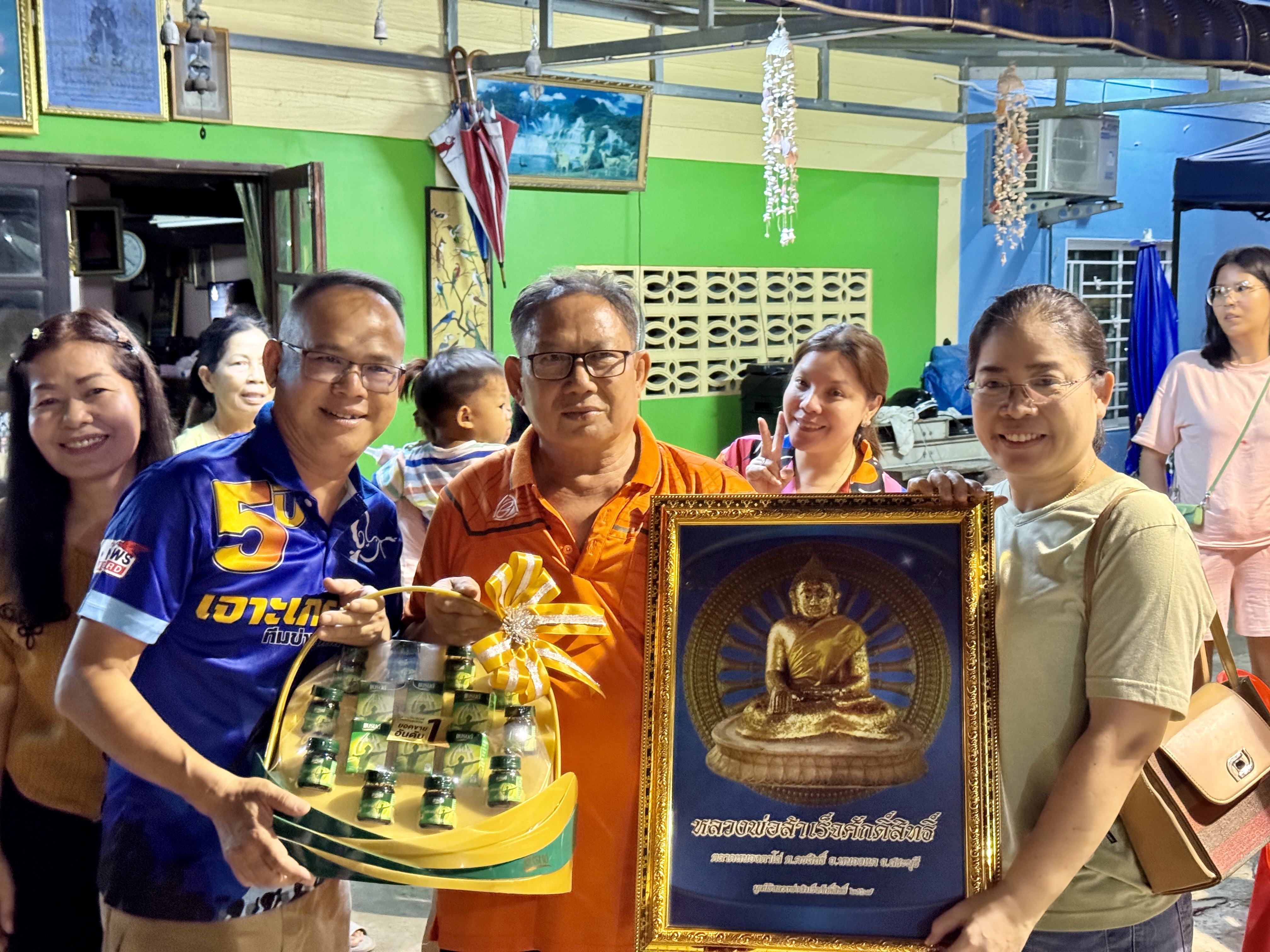 วันที่ 14 เม.ย.2567 ร.ต.ต.สนธญา ฐิติโสภณ รอง สวป.สภ.หนองแค พร้อมภรรยา เดินทางร่วมอวยพรวันคล้ายวันเกิด นายสงกรานต์ สายแวว ญาติของ นายสมเดช สุขเสริม หรือ ป๋าเดช หนองแค เจ้าหน้าที่ อส.ตชต.สภ.หนองแค และเป็นอดีตพนักงานการไฟฟ้าฝ่ายผลิต ณ.บ้านพัก ใน.ต.กุ่มหัก อ.หนองแค จ.สระบุรี โดยมี น.ท.ศิริวรรณ์ พรเพ็ชรรัตน์ นายทหารกรมการแพทย์ทหารอากาศ /  ด.ต.วิโรจน์ ขำมี  ผบ.หมู่งาน ป.สภ.หนองแค / นายคริส พรเพ็ชรรัตน์ ผู้อำนวยการสำนักข่าวเจาะเกราะนิวส์ และสำนักข่าว Thai News Record   /นายสุทร แทนวงค์ เลขาผู้อำนวยการสำนักข่าวฯ รวมถึงญาติพี่น้องร่วมอวยพรงานวันเกิด โดยบรรยากาศเต็มไปด้วยความสนุกสนาน ทั้งเนื่องด้วยตรงกับช่วงเทศกาลสงกรานต์จึงได้มีการรดน้ำดำหัว การละเล่นสาดน้ำกันอีกด้วย  ร.ต.ต.สนธญา ฐิติโสภณ รอง สวป.สภ.หนองแค นายสมเดช สุขเสริม ด.ต.วิโรจน์ ขำมี นายคริส พรเพ็ชรรัตน์  ร.ต.ต.สนธญา ฐิติโสภณ รอง สวป.สภ.หนองแค นายสมเดช สุขเสริม ด.ต.วิโรจน์ ขำมี นายคริส พรเพ็ชรรัตน์   ในการนี้ ร.ต.ต.สนธญา ฐิติโสภณ รอง สวป.สภ.หนองแค พร้อมภรรยา ได้มอบรูปอัดกรอบหลวงพ่อสำเร็จศักดิ์สิทธิ์พระคู่บ้านเมืองหนองแค ให้กับนายสงกรานต์ สายแวว เจ้าของวันเกิด และ มอบรูปอัดกรอบหลวงพ่อสำเร็จศักดิ์สิทธิ์ ให้กับ น.ท.ศิริวรรณ์ นายคริส พรเพ็ชรรัตน์ ให้นำไปสักการะเพื่อความเป็นสิริมงคลด้วย  ร.ต.ต.สนธญา ฐิติโสภณ รอง สวป.สภ.หนองแค ได้กล่าวว่า วันนี้เดินทางมาร่วมงานวันเกิดญาติของ นายสมเดช สุขเสริม เจ้าหน้าที่ อส.ตชต.สภ.หนองแค ซึ่งทุกคนมีความสนิทสนมกันมานาน โดยตนเองในฐานะผู้ร่วมดำเนินการโครงการชุมชนยั่งยืนแก้ไขปัญหายาเสพติดแบบครบวงจรตามยุทธศาสตร์ชาติ ของ สภ.หนองแค ก็ได้ นายสมเดช สุขเสริม เจ้าหน้าที่ อส.ตชต.สภ.หนองแค ทุ่มเทแรงกาย แรงใจ เสียสละในรอบด้านเพื่อช่วยดำเนินการให้โครงการดังกล่าวสำเร็จไปด้วยดีในทุกครั้ง นับว่าเป็นผู้เสียสละที่อยู่เบื้องหลัง ความสำเร็จอีกหนึ่งท่าน ในการช่วยเหลือราชการตำรวจและช่วยนำพาคืนคนดีสู่สังคม