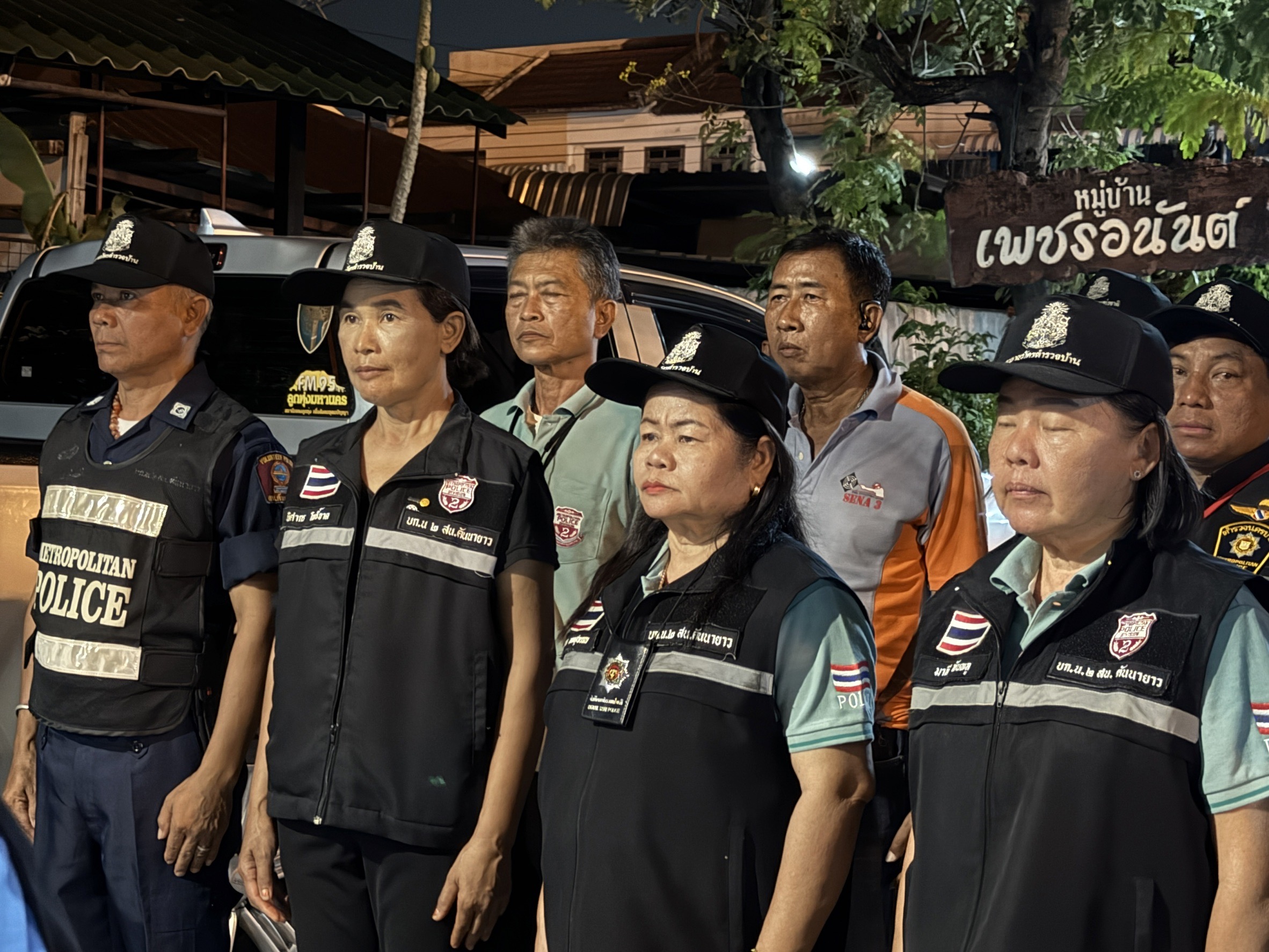 วันนี้ 4 เม.ย.2567 เวลา 19.00 น.บริเวณหน้าหมู่บ้านเพชรอนันต์ ซอยกาญจนาภิเษก 7/1 เขตคันนายาว กรุงเทพ อส.ตร.ศูนย์มิตรภาพ นำโดย นางยุภาพร ทองสุพรรณ (เจ้ทับทิม) มิตรภาพ 701 นายณรงค์ฤทธิ์ ศาสตร์อารยะ มิตรภาพ 702 พร้อมเจ้าหน้าที่ศูนย์มิตรภาพ และ อส.ตร.ศูนย์อื่นๆ ร่วมพิธีการเปิดสัญญาณไฟป้องกันเหตุ พร้อมปล่อยแถวโดยมี ร.ต.ต.สมรถ บงแก้ว รอง สวป.สน.คันนายาว เป็นผู้ฝึกระเบียบแถวและการปล่อยแถว  นางยุภาพร ทองสุพรรณ มิตรภาพ 701 กล่าวว่าในวันนี้ทางศูนย์มิตรภาพได้ทำการให้สมาชิกลงชื่อในการเข้าร่วมพิธีเปิดสัญญาณไฟ ทั้งนี้เป็นการตั้งจุดเฝ้าคอยระวังเหตุอาชญากรรมต่างๆและให้การช่วยเหลือประชาชนในพื้นที่ได้ทันท่วงที และเป็นการขานรับนโยบายของสำนักงานตำรวจแห่งชาติ บก.น.2 สน.คันนายาว ที่ให้ร่วมมือเฝ้าระวังป้องกันเหตุร้ายทั้งเรื่องอุบัติเหตุ อาชญากรรมด้านอื่นๆในทุกมิติในช่วงเทศกาลสงกรานต์ ในทางจุดมิตรภาพ ได้ทำการแจกจ่ายหนังสือธรรมะให้กับประชาชนที่สนใจหรือมาใช้บริการประจำจุดอีกด้วย  ด้านนายทศพร วงศ์ทองชูสกุล ประธาน อส.ตร.สน.คันนายาว ได้กล่าวให้โอวาทพร้อมเน้นย้ำเรื่องช่วงเทศกาลสงกรานต์ที่จะเริ่มตั้งแต่วันที่ 13 เม.ย.2567 ให้เจ้าหน้าที่ อส.ตร.ทุกท่านเคร่งครัดในการปฏิบัติหน้าที่ มีระเบียบวินัย ตามบัญญัติหน้าที่อันพึงสามารถกระทำของ อส.ตร.และช่วยเป็นหูเป็นตา ตลอดจนการเข้าช่วยเจ้าหน้าที่ตำรวจในการป้องกัน ระงับเหตุร้าย ซึ่งนับเป็นการเสียสละเวลาส่วนตัวเพื่อกิจการของตำรวจและสังคม