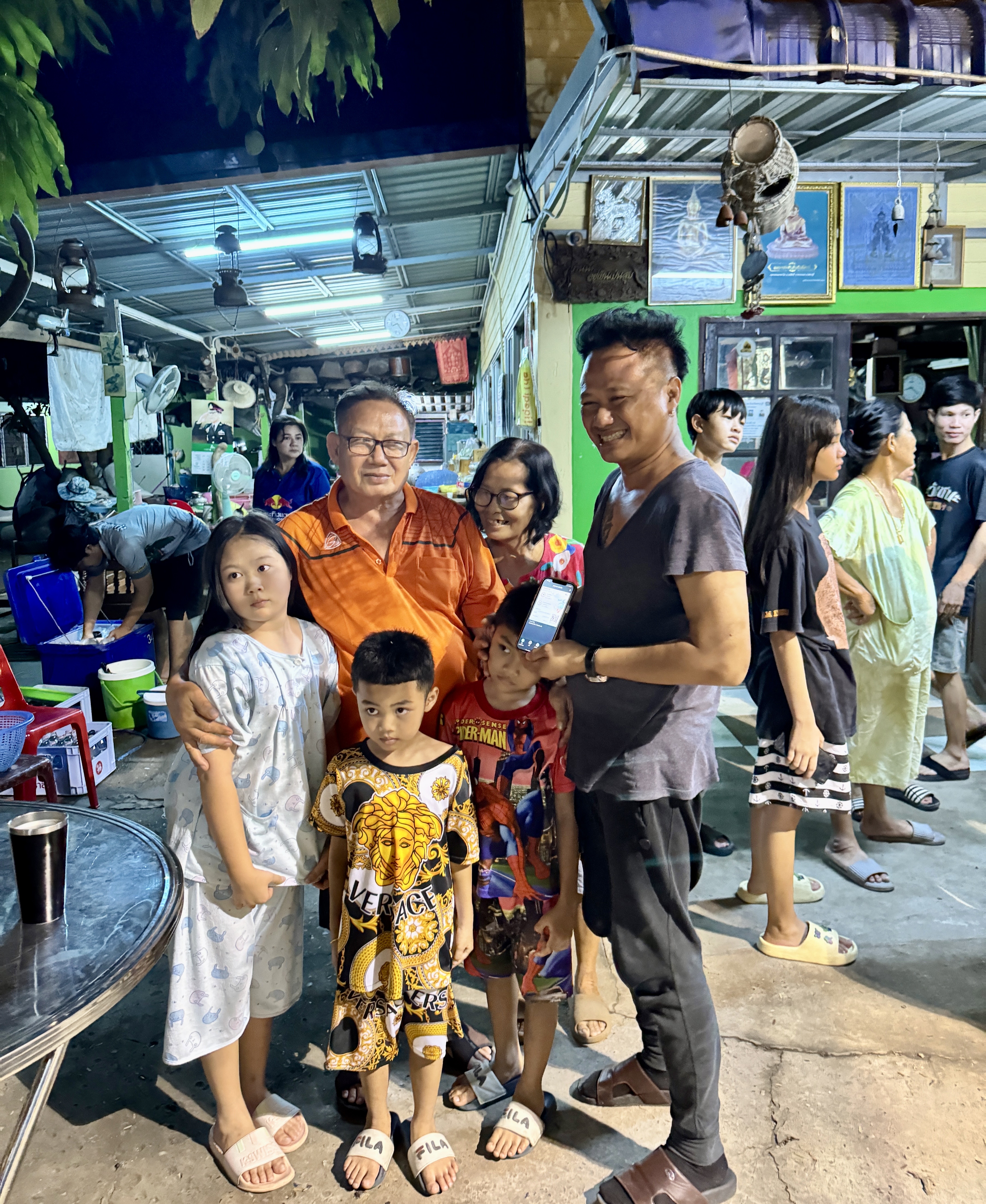 วันที่ 14 เม.ย.2567 ร.ต.ต.สนธญา ฐิติโสภณ รอง สวป.สภ.หนองแค พร้อมภรรยา เดินทางร่วมอวยพรวันคล้ายวันเกิด นายสงกรานต์ สายแวว ญาติของ นายสมเดช สุขเสริม หรือ ป๋าเดช หนองแค เจ้าหน้าที่ อส.ตชต.สภ.หนองแค และเป็นอดีตพนักงานการไฟฟ้าฝ่ายผลิต ณ.บ้านพัก ใน.ต.กุ่มหัก อ.หนองแค จ.สระบุรี โดยมี น.ท.ศิริวรรณ์ พรเพ็ชรรัตน์ นายทหารกรมการแพทย์ทหารอากาศ /  ด.ต.วิโรจน์ ขำมี  ผบ.หมู่งาน ป.สภ.หนองแค / นายคริส พรเพ็ชรรัตน์ ผู้อำนวยการสำนักข่าวเจาะเกราะนิวส์ และสำนักข่าว Thai News Record   /นายสุทร แทนวงค์ เลขาผู้อำนวยการสำนักข่าวฯ รวมถึงญาติพี่น้องร่วมอวยพรงานวันเกิด โดยบรรยากาศเต็มไปด้วยความสนุกสนาน ทั้งเนื่องด้วยตรงกับช่วงเทศกาลสงกรานต์จึงได้มีการรดน้ำดำหัว การละเล่นสาดน้ำกันอีกด้วย  ร.ต.ต.สนธญา ฐิติโสภณ รอง สวป.สภ.หนองแค นายสมเดช สุขเสริม ด.ต.วิโรจน์ ขำมี นายคริส พรเพ็ชรรัตน์  ร.ต.ต.สนธญา ฐิติโสภณ รอง สวป.สภ.หนองแค นายสมเดช สุขเสริม ด.ต.วิโรจน์ ขำมี นายคริส พรเพ็ชรรัตน์   ในการนี้ ร.ต.ต.สนธญา ฐิติโสภณ รอง สวป.สภ.หนองแค พร้อมภรรยา ได้มอบรูปอัดกรอบหลวงพ่อสำเร็จศักดิ์สิทธิ์พระคู่บ้านเมืองหนองแค ให้กับนายสงกรานต์ สายแวว เจ้าของวันเกิด และ มอบรูปอัดกรอบหลวงพ่อสำเร็จศักดิ์สิทธิ์ ให้กับ น.ท.ศิริวรรณ์ นายคริส พรเพ็ชรรัตน์ ให้นำไปสักการะเพื่อความเป็นสิริมงคลด้วย  ร.ต.ต.สนธญา ฐิติโสภณ รอง สวป.สภ.หนองแค ได้กล่าวว่า วันนี้เดินทางมาร่วมงานวันเกิดญาติของ นายสมเดช สุขเสริม เจ้าหน้าที่ อส.ตชต.สภ.หนองแค ซึ่งทุกคนมีความสนิทสนมกันมานาน โดยตนเองในฐานะผู้ร่วมดำเนินการโครงการชุมชนยั่งยืนแก้ไขปัญหายาเสพติดแบบครบวงจรตามยุทธศาสตร์ชาติ ของ สภ.หนองแค ก็ได้ นายสมเดช สุขเสริม เจ้าหน้าที่ อส.ตชต.สภ.หนองแค ทุ่มเทแรงกาย แรงใจ เสียสละในรอบด้านเพื่อช่วยดำเนินการให้โครงการดังกล่าวสำเร็จไปด้วยดีในทุกครั้ง นับว่าเป็นผู้เสียสละที่อยู่เบื้องหลัง ความสำเร็จอีกหนึ่งท่าน ในการช่วยเหลือราชการตำรวจและช่วยนำพาคืนคนดีสู่สังคม