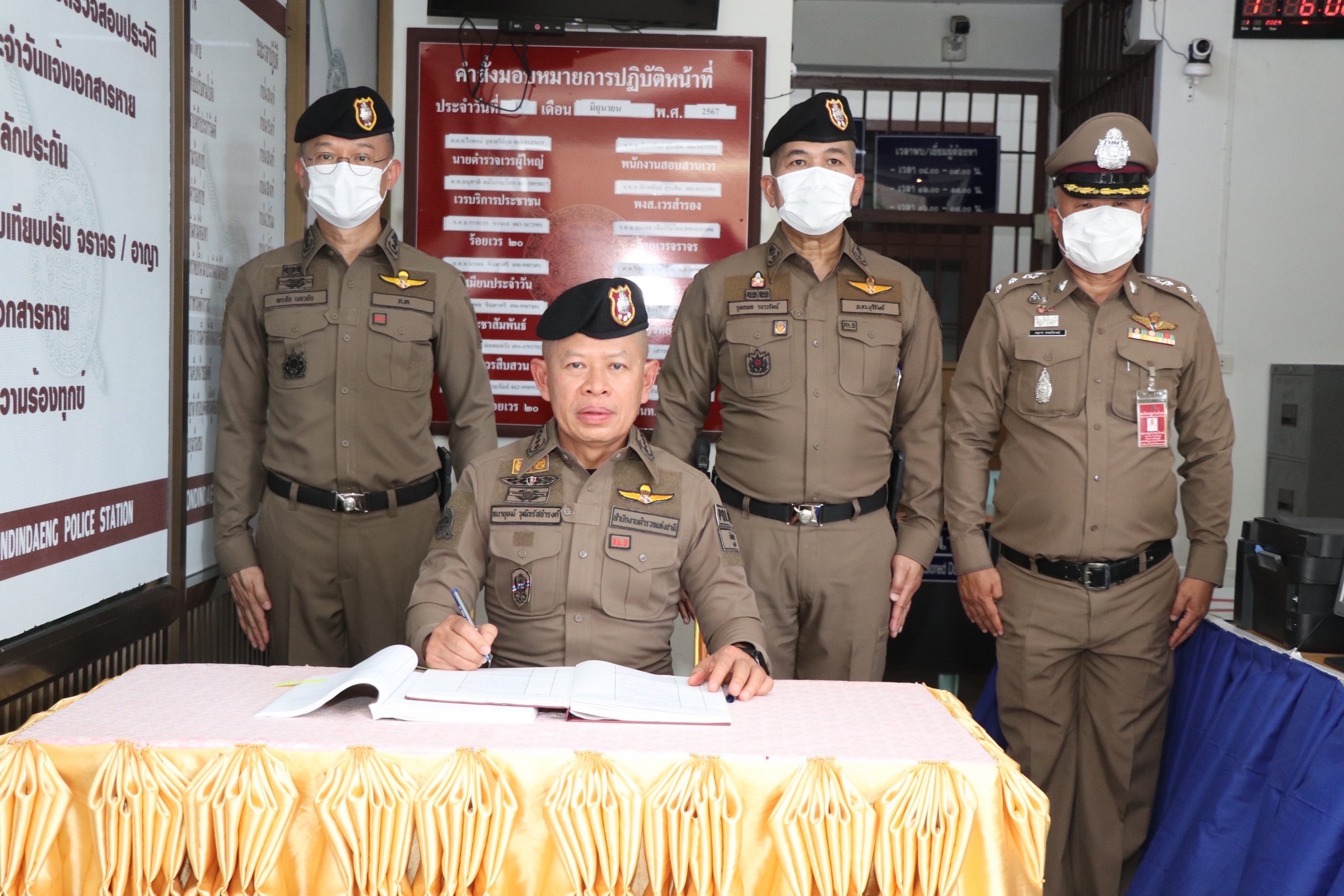 เดอะโอ๋ พล.ต.ท.ธนายุตม์ วุฒิจรัสธำรงค์ ผู้ช่วย ผบ.ตร.ประชุมให้ข้อคิดทำงานพร้อมมอบสิ่งของบำรุงขวัญกำลังใจ สภ.โนนดินแดง บุรีรัมย์   